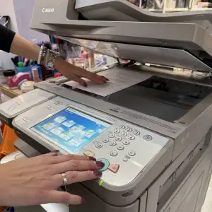 Fotokopirnica u knjižari – kopiranje i štampanje dokumenata na profesionalnim Canon uređajima