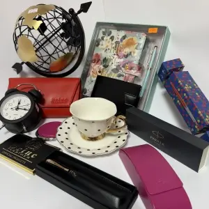 Pokloni iz knjižare – šolje, satovi, olovke, rokovnici, globusi i elegantni poklon setovi